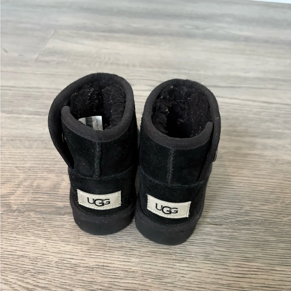 Baby Girl Ugg (size 6)